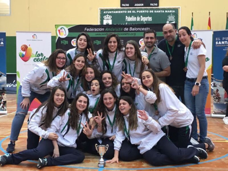 Equipo de baloncesto femenino celebrando una victoria con el trofeo en el Pabellón de Deportes de El Puerto de Santa María.