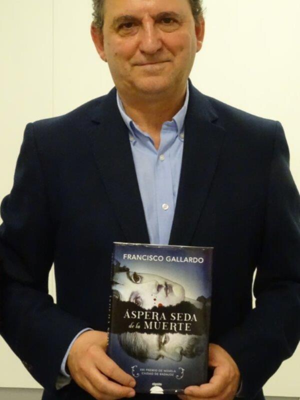 Autor posa con su libro "Áspera Seda de la Muerte" de Francisco Gallardo.