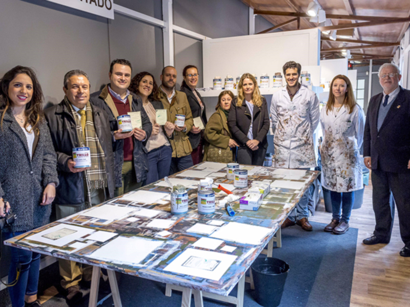 Grupo de personas en un evento de presentación de productos en un stand de exposición.