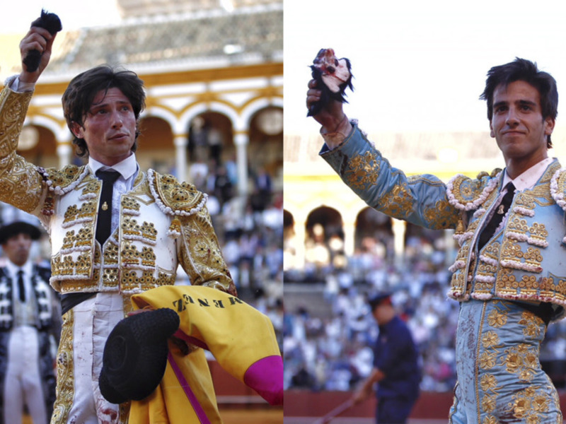 Toreador celebrando en la plaza de toros, con traje de luces y sombrero en mano.