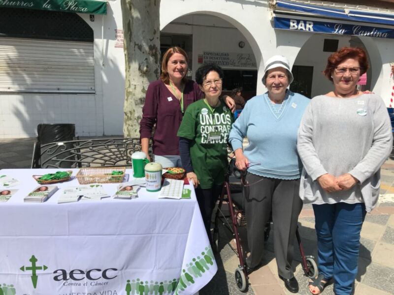 Un grupo de personas posando frente a una mesa con un logo de AEEC en la parte inferior.