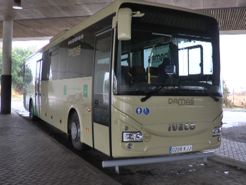 Autobús DAMAS IVECO estacionado en un área cubierta, con detalles de accesibilidad en la parte frontal.