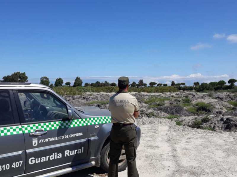 Guardia Rural en una zona rural, vigilando el entorno.