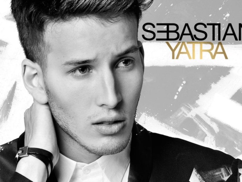 Sebastián Yatra, el cantante colombiano, posa con elegancia en una imagen blanco y negro.