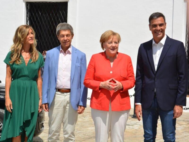 Cumbre de líderes en una ubicación histórica, destacando a Angela Merkel y Pedro Sánchez.