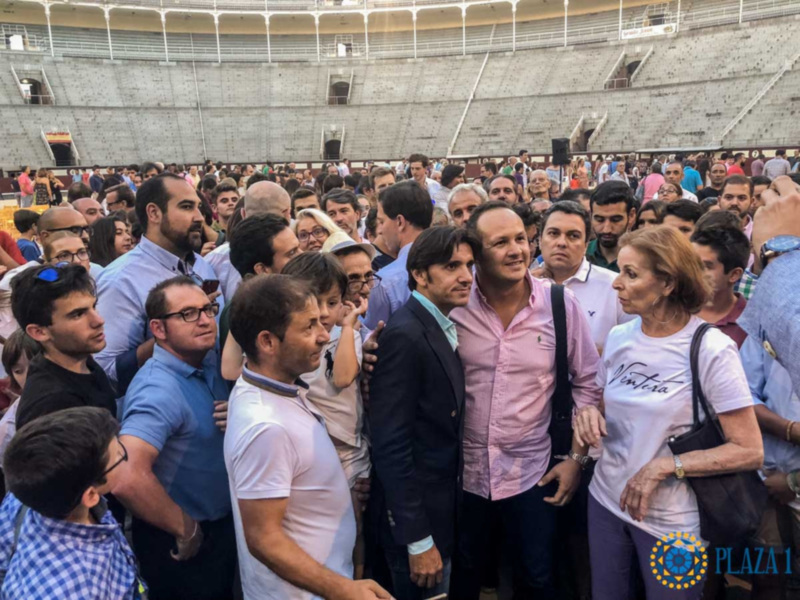 Gente reunida en el interior de un anfiteatro, posiblemente en una actividad pública o evento social.
