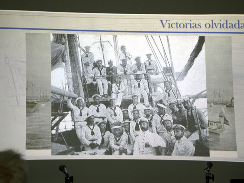 Grupo de marineros en una embarcación histórica, posiblemente en el siglo XIX, con el texto 'Victoria olvidadas' en la parte superior.