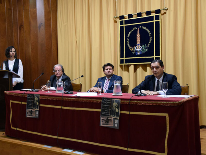 Conferencia en el Círculo Mercantil e Industrial de Sevilla, con panelistas y moderadora en el escenario.