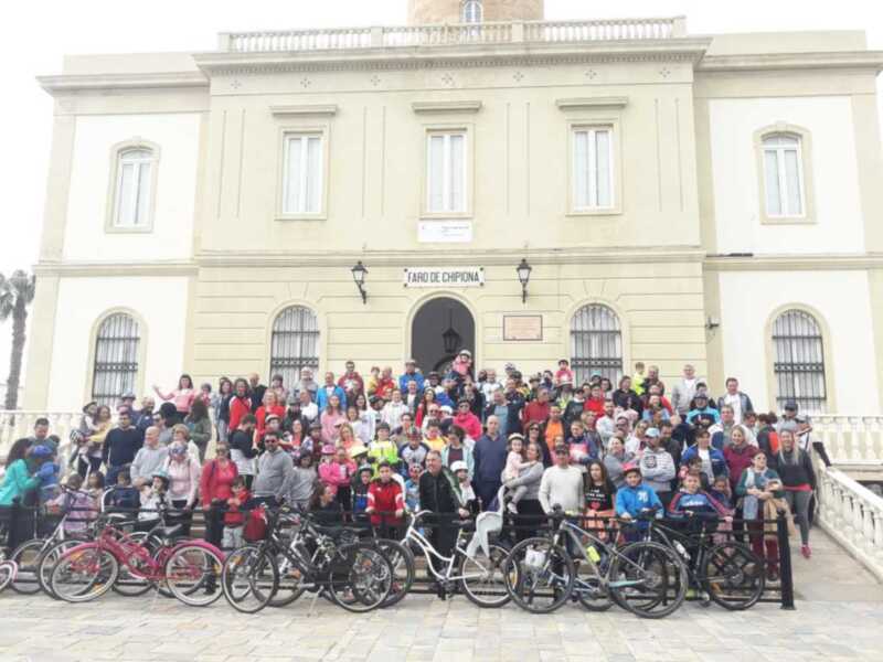 Gruppo di ciclisti davanti al Faro de Chipiona.