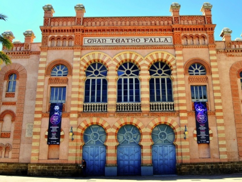 Gran Teatro Falla, un emblemático teatro histórico en la ciudad de Cádiz, España.