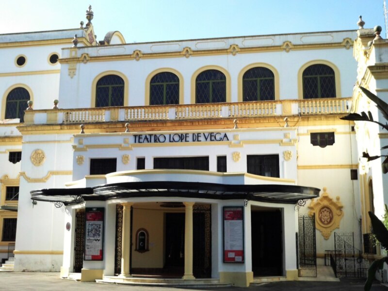 Teatro Lope de Vega, un edificio histórico con arquitectura neoclásica y balcones decorativos.
