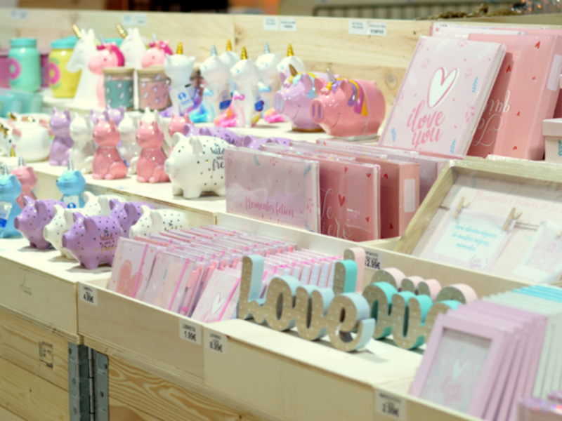 Colección de productos infantiles y decorativos con temática de unicornios y corazones en tonos pastel.