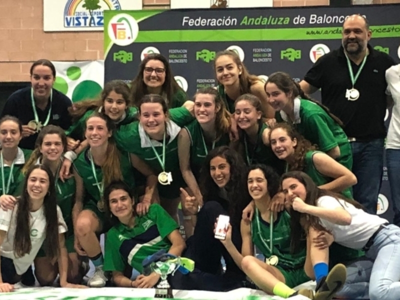 Equipo femenino de baloncesto celebrando en el Palacio de Deportes Vistazón tras ganar un torneo.