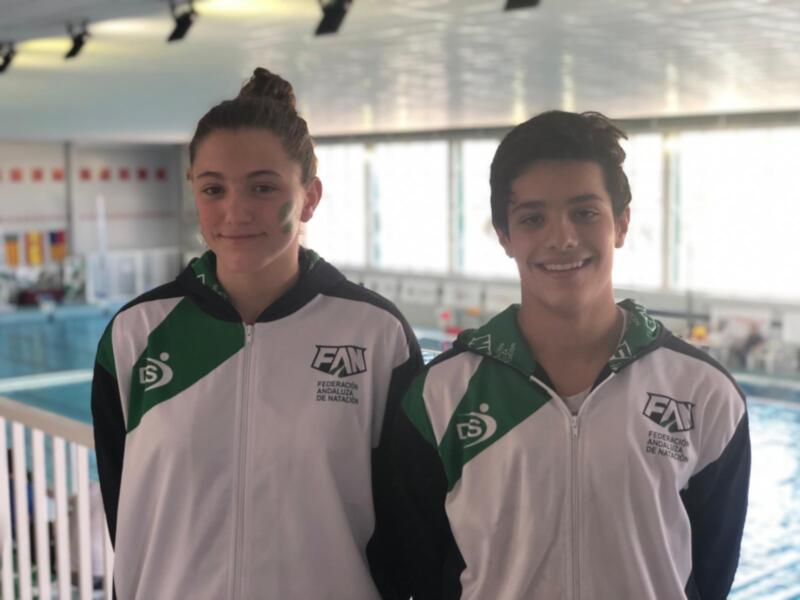 Atletas de la Federación Andaluza de Natación posando en una piscina cubierta.