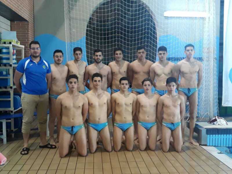 Equipo de waterpolo masculino en una piscina cubierta.