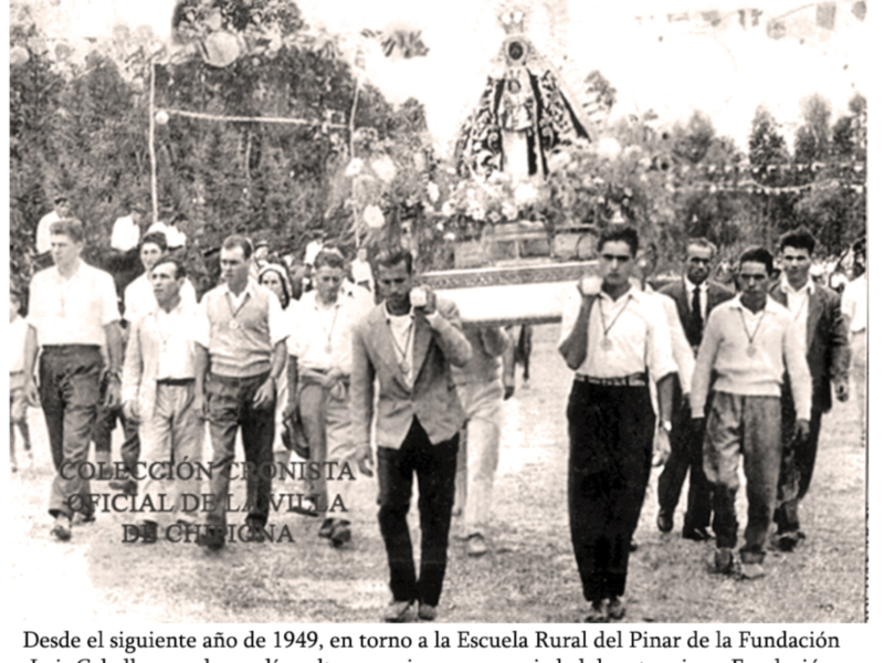 Procesión histórica con la imagen de la Virgen, en 1949, en la Escuela Rural del Pinar de la Fundación Luis Caballero.