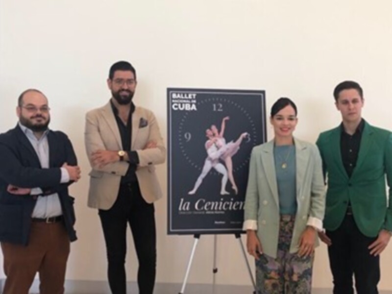 Presentación del Ballet Nacional de Cuba con el cartel de 'La Cenicienta' en el fondo.