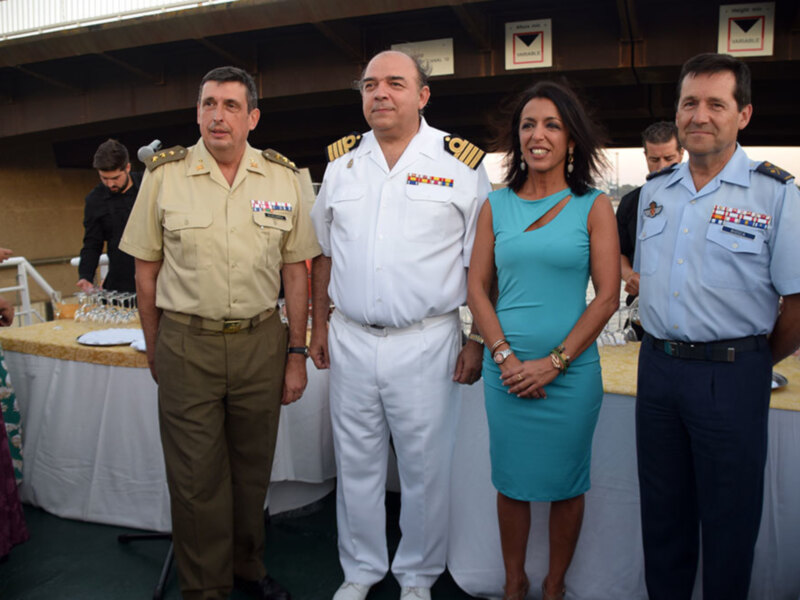 Personajes militares y civiles posando en una ceremonia o evento formal al aire libre.