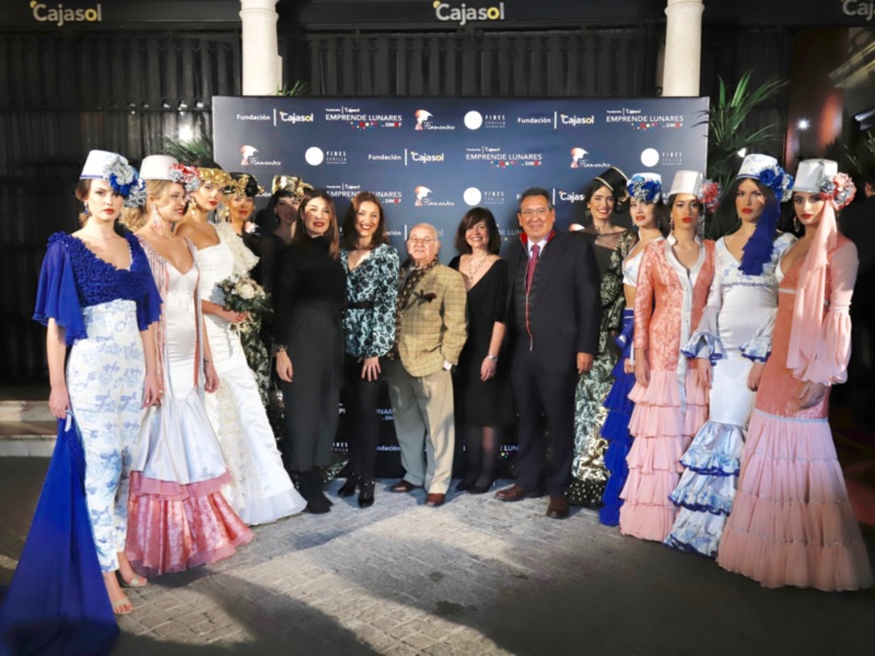 Desfile de moda flamenca con modelos y diseñadores en un evento patrocinado por Fundación Cajasol.