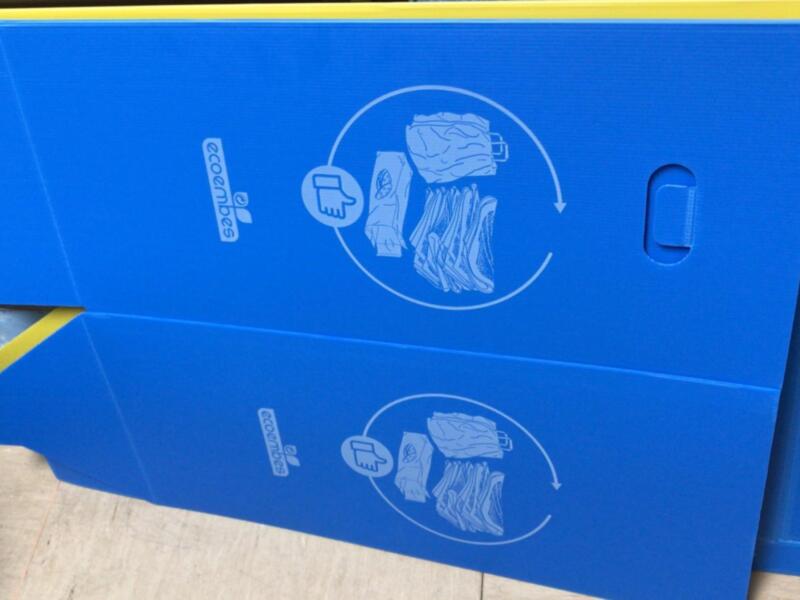 Los archivos azules están abiertos, mostrando una ilustración de un teléfono móvil y una bolsa con un símbolo de reciclaje.
