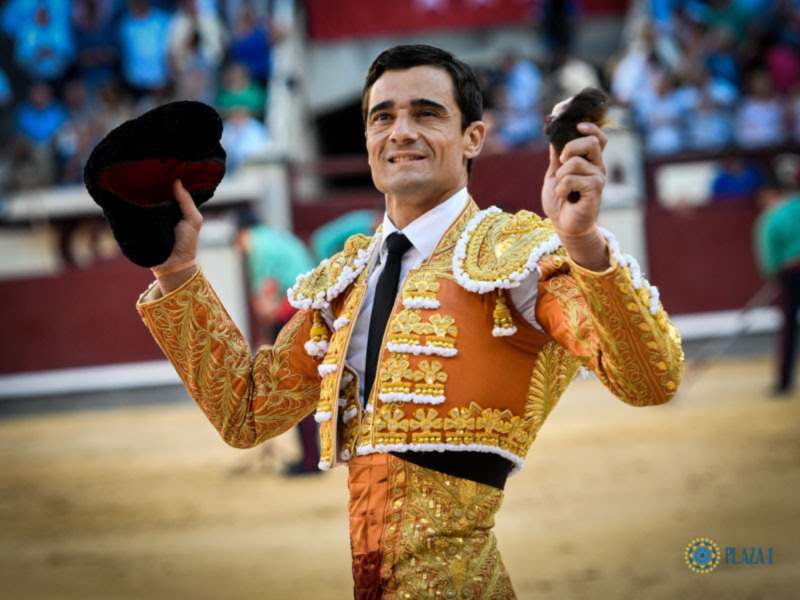 Torero celebrando en la plaza de toros de Pamplona, España.