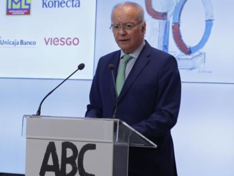 Hombre hablando en un evento de ABC, con logos de Unicaja Banco y Konecta en el fondo.