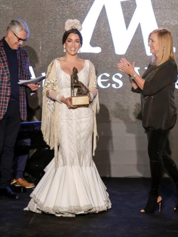 Premio recibido por una mujer elegante en un evento formal.