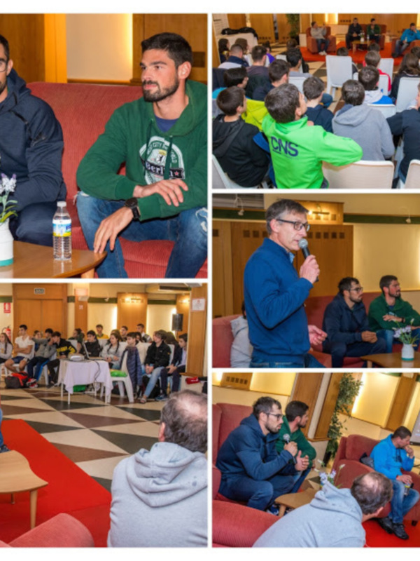 Conferencia y discusión en un evento profesional, con asistentes atentos y participantes interactivos.