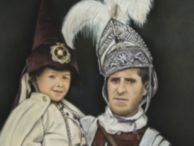Retrato de dos personas vestidas con trajes históricos, uno con un casco de ala y otro con un sombrero de pico alto, posando juntos en un fondo oscuro.