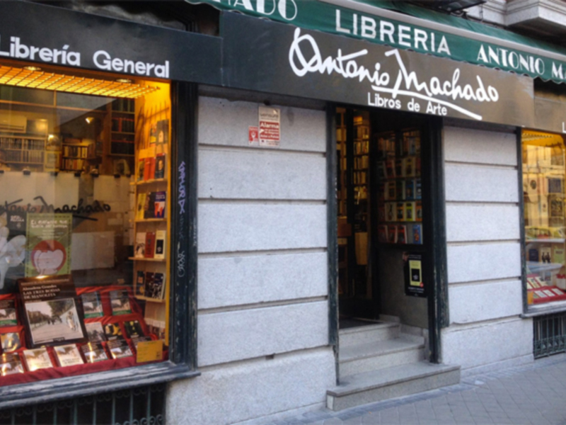 Librería General Antonio Machado, ubicada en una calle de la ciudad. La tienda ofrece una amplia variedad de libros, destacando obras de Antonio Machado y otros autores. La entrada principal está abierta, invitando a los lectores a explorar su catálogo.