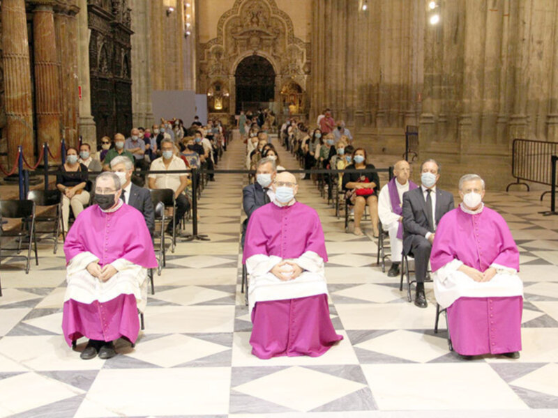 Eucaristía en la Catedral de Sevilla con sacerdotes en hábito y asistentes con mascarillas.