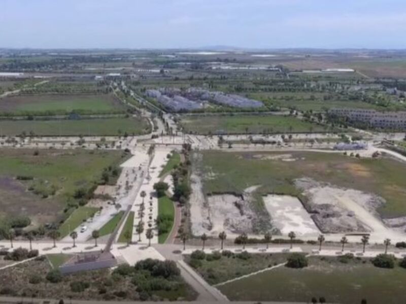 Vista aérea de una área residencial en desarrollo con infraestructura verde y urbanización en etapa temprana.