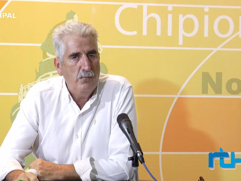 Un hombre en una conferencia de prensa en un fondo amarillo con la palabra 'Chippionion'.