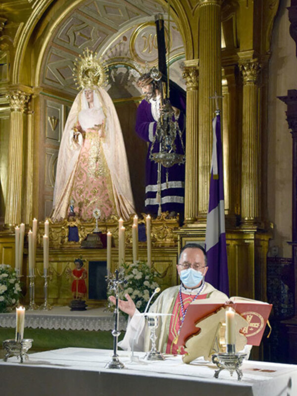 Celebración religiosa en un templo con altar, imágenes de la Virgen y un sacerdote oficiando.