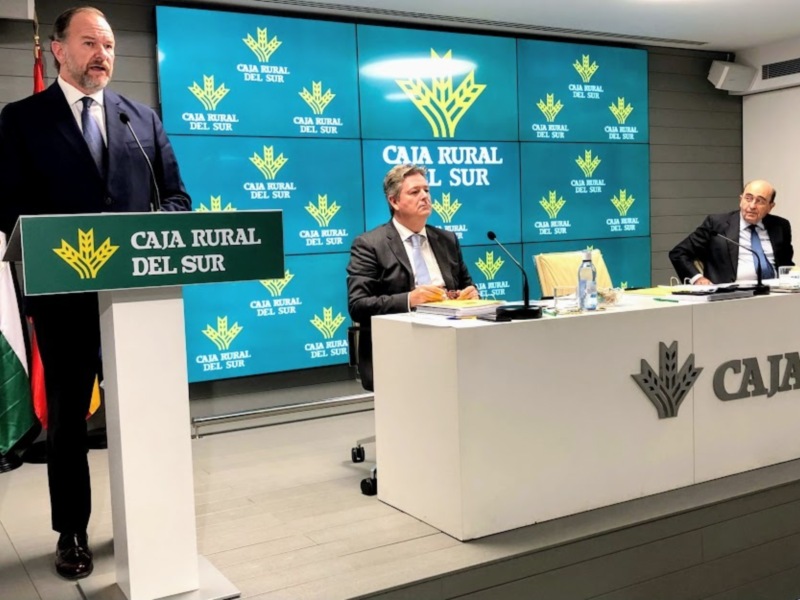 Presentación de Caja Rural del Sur en una conferencia de prensa.