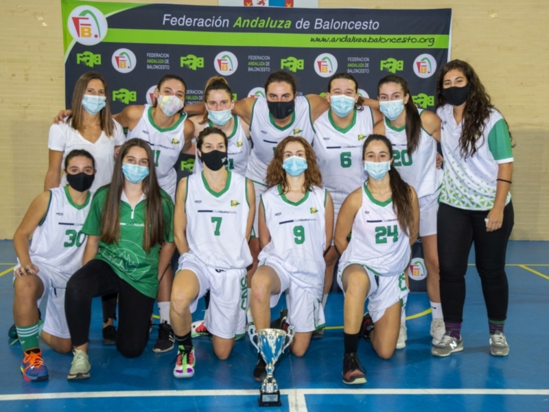 Equipo de baloncesto femenino celebrando con el trofeo en un partido organizado por la Federación Andaluza de Baloncesto.
