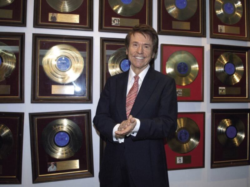 Cliff Richard posa orgulloso frente a sus discos de oro en el Royal Albert Hall, Londres.