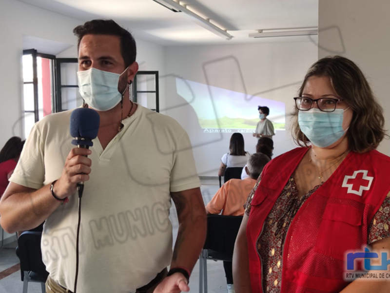 Entrevista en conferencia de prensa con participantes usando mascarillas, en un ambiente de discusión y presentación.