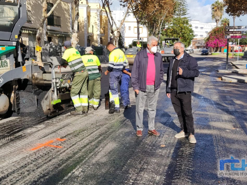 Trabajadores y autoridades inspeccionan obras de asfaltado en Chipiona.