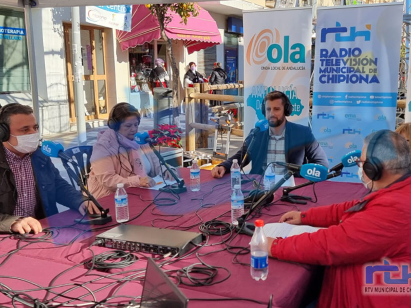 Entrevista en vivo en la calle con RTV Municipal de Chipiona, Andalucía, España.