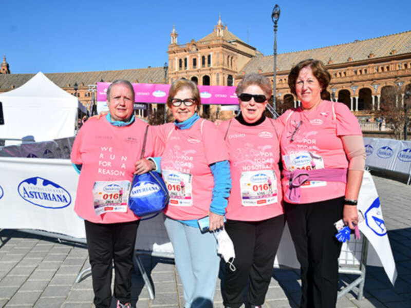 Participantes en una carrera solidaria con motivo de la Semana de la Mujer en Sevilla.