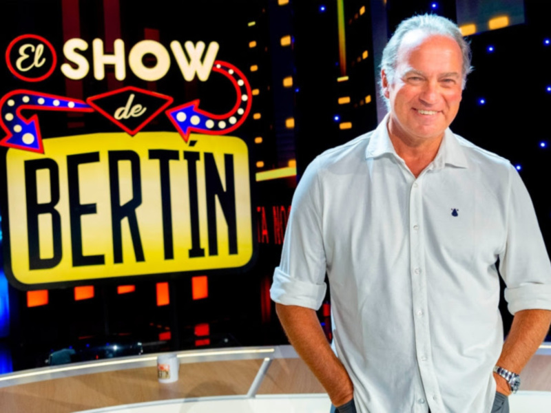 Presentador en el set de 'El Show de Bertín'.