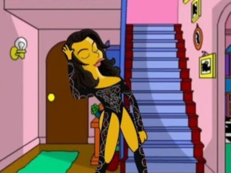 Marge Simpson en un vestido negro y dorado, sonriendo en la entrada de su casa.
