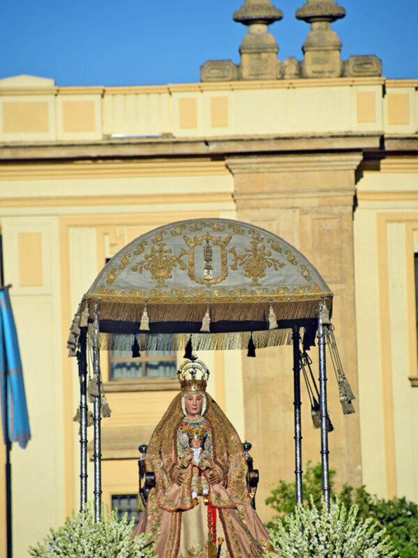 Procesión de la Virgen en Sevilla, España, durante la Semana Santa.