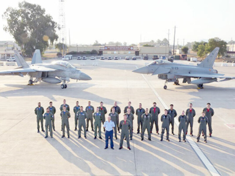 Fuerza Aérea de Estados Unidos en el aeropuerto militar de Beale Air Force Base, California, con pilotos y aviones F-15E Strike Eagle en el fondo.
