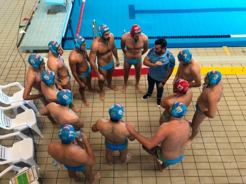 Equipo de waterpolo en reunión estratégica antes del juego.