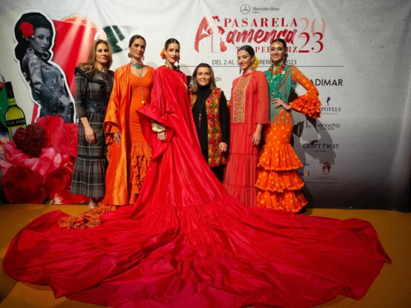 Modelos en trajes de flamenca en la Pasarela Flamenca 2023.