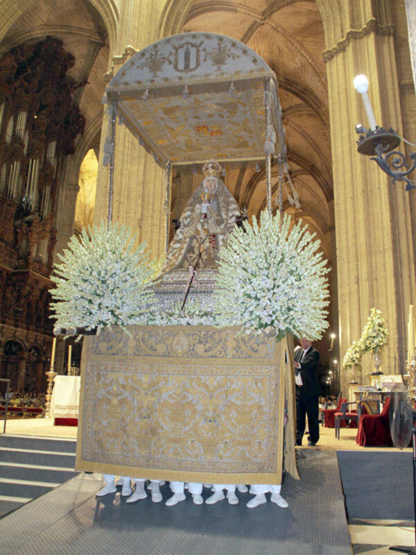 Procesión de la Virgen de la Macarena en la Catedral de Sevilla.