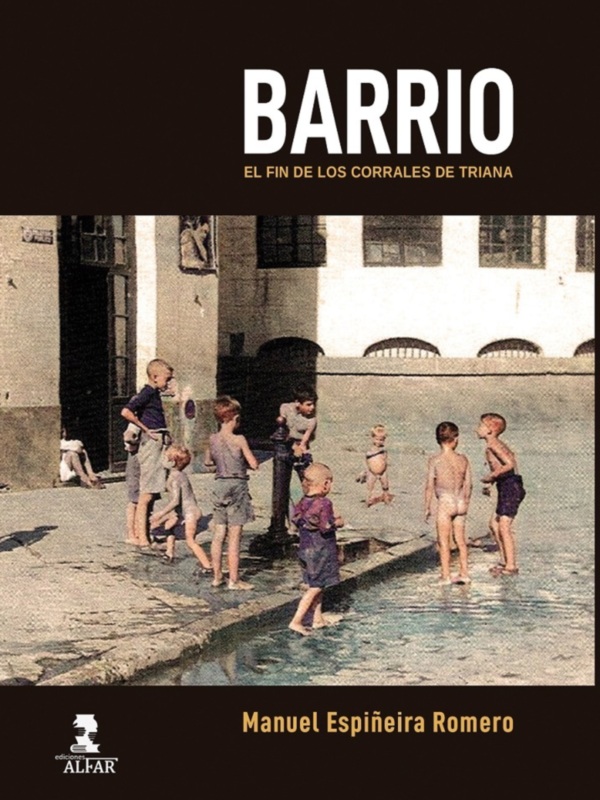 Niños jugando en un pozo de agua en una calle de Triana, Sevilla, España. Portada del libro 'Barrio: El fin de los corrales de Triana' de Manuel Espiñeira Romero.