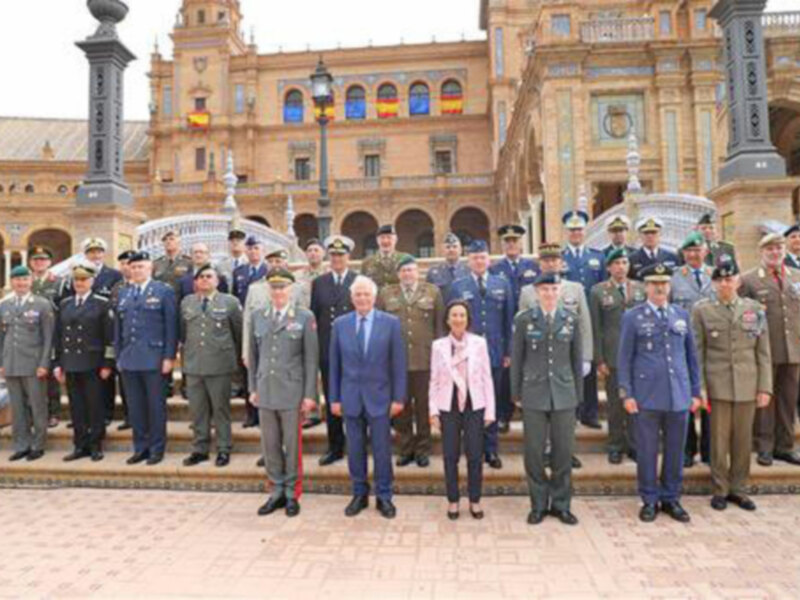 Oficiales militares y civiles posan para una foto en la Plaza de España de Sevilla, España.